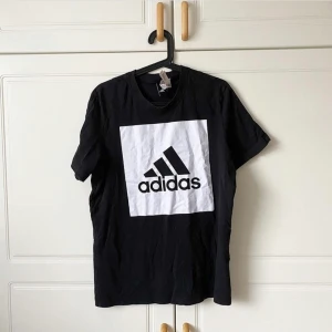 Adidas t-shirt strl M  - Oversized adidas T-shirt storlek M (jag har egentligen XS/S & använt denna som extra oversized). Jättefin!