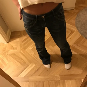 Low waist jeans - Low waist jeans. Super snygga och sitter jätte bra men säljer då dom inte riktigt är min stil. Detaljer både bak och fram. Frakt tillkommer (små slitningar längst ner)