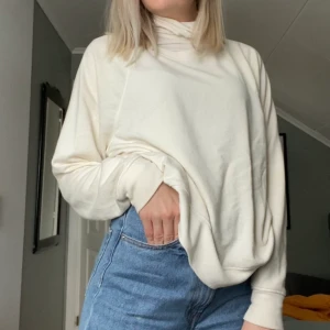H&m tröja - Jättemysig tröja ifrån h&m!!😍 Storlek M i en oversized passform!💓 Tröjan är i bra skick💓💓