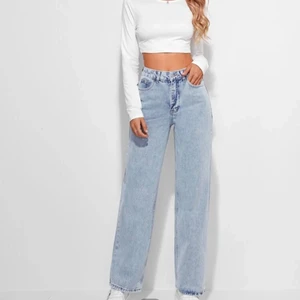 Raka vida jeans - Säljer dessa ljusblå raka jeans från shein då de var lite för stora för mig. De är i storlek S. Aldrig använda! Köparen står för frakt✨✨