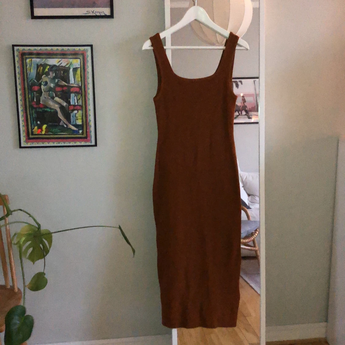 Ribbstickad klänning