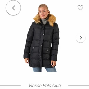 Jacka med fuskpälls - Köpte denna förra året för 1500. Jackan är från vinston polo club och pälsen är fake. Säljes då jag har en ny jacka! Kan skicka bilder i chatten på passformen