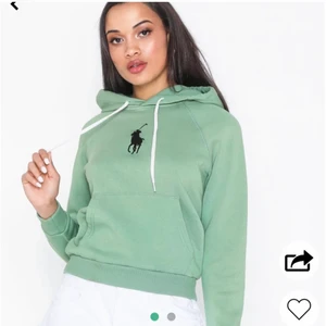 Hoodie från Ralph lauren  - Hoodie från Ralph lauren som är köpt för 1400kr i pondus affären. Använd runt 3 gånger och är därför i nyskick! Storlek S. Skriv privat för fler bilder och kom gärna med egna bud. Frakt tillkommer! Helt slutsåld på Nellys hemsida!