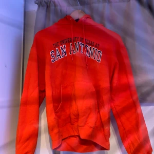 Secondhand champion hoddie  - En secondhand hoodie från Champion. Använd 1 gång för märkte direkt att den var för liten! Skulle vara kul om den hade kunnat komma till användning till någon annan! Köpare står för frakt‼️