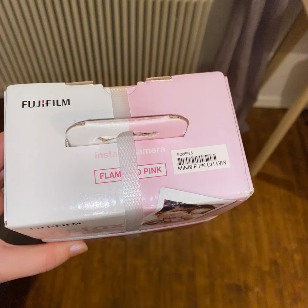 Lägger upp igen pga oseriösa köpare!! En helt ny och oöppnad instax mini 9 i färgen Flamingo pink. Polaroid kamera med vintage design. Säljer pga fick två likadana nu i jul. Säljer för 500kr, bjuder på frakten!! Köpes direkt. Nypris (på Elgiganten) 749kr. Supergulligt att kunna ta kort med sina vänner och sätta upp på väggen🥰 Så länge annonsen är uppe finns den kvar😋 . Övrigt.