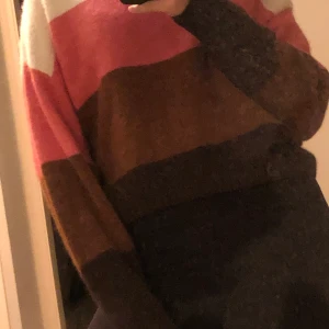 Stickad tröja - En varm och skön stickad tröja från Lindex. I bra skick bara använd en gång. Säljer för att det inte är min stil längre. 75kr + frakt. Betalning sker via swich.