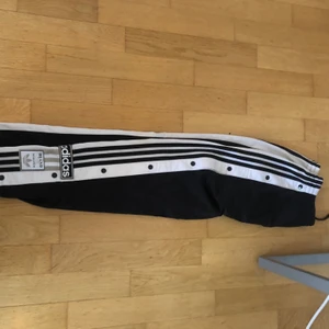 Adidas byxor  - Ett par adidas adibreak track pants. 