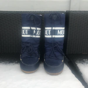 MoonBoots - Hej, jag tänkte kolla intresset på mina fina moonboots då dom sällan kommer till använing hos mig. Jag har haft dom i några år men jag tror jag max har använt dom ca 10 ggr. Snörena har blivit lite trådiga men i överigt är dom superfina.🤩🌸                                                                            Pris 450kr alt skriv ett dm till mig vid snabb affär. Sen snälla sluta skriv till mig om ni inte vill köpa dom då de börjar bli ganska tröttsamt att svara på minst 10 oseriösa meddelanden per dag. Först till kvarn. Jag står inte för frakten, jag kan mötas i Åkersberga,Norrtälje och ibland ta dom till Hägernäs. Men såklart kan jag också frakta dom men då står inte jag för de. TACK 😎💙