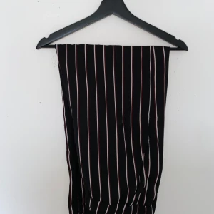  Randiga vida  Byxor  - Randiga VidA byxor i storlek 44, snygga och bekväma, har bara använt den ett par gånger, är ungefär ett år gamla.