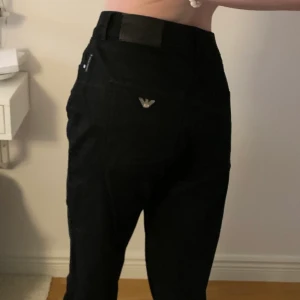 Armani Jeans - Svarta armani jeans köpta på second hand. Var tyvärr för stora så säljer vidare. Jag är en strl 25/30 så skulle säga att dessa är ca 28/32 är inte helt säker.