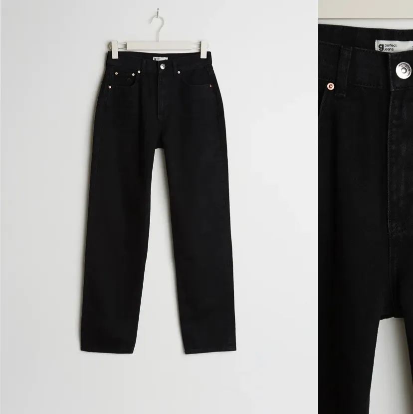 Svarta 90s high waist jeans från Gina tricot. Använda bara 2 ggr och aldrig tvättade, storlek 36. Nypris 599kr. Jeans & Byxor.