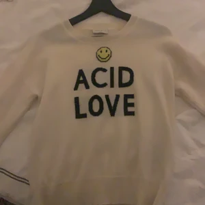 Sandro Paris tröja  - Tröja med smiley från Sandro Paris, den är i storlek 0 i franska storlekar vilket tror jag motsvarar xs/s men passar även en M. Nypris är 2200kr