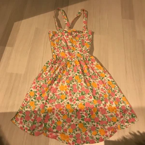 Fin sommar klänning - En knä lång sommar klänning i storleken S. Med korsad rygg. Köpare står för frakt