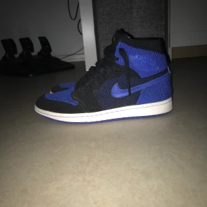 Jordan 1 high royal blue flynit st.41 - Ett par Jordan 1 high royal blue flynit matrial väldigt sköna och condition 8/10
