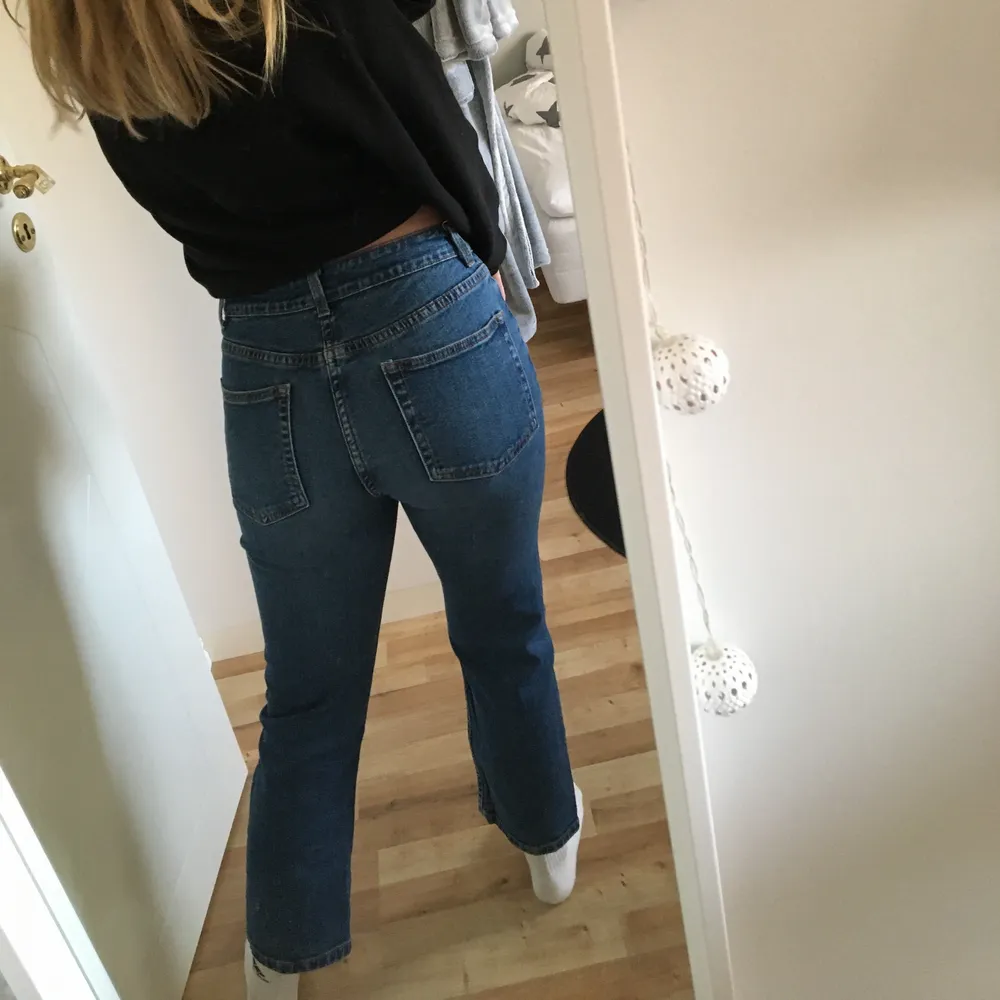 Blå ankellånga jeans (jag är 162 cm) som tyvärr inte kommer till användning hos mig längre. I väldigt gott skick. Storlek S  Köparen står för frakten, betalning via Swish💙. Jeans & Byxor.