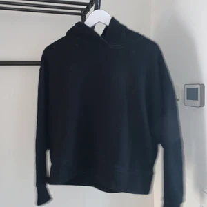 Hoodie  - Säljer denna ursnygga hoodie från zara i storlek M då den tyvärr inte kommer till någon användning. Själva modellen är lite croppad skulle jag vilja säga💕 säljes för 100 + frakt💕