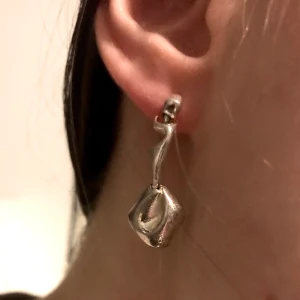 Silvriga örhängen  - Säljer dessa fina örhängen som jag aldrig har använt. 3 cm långa och i mycket bra skick 🤍✨ Självklart tvättade med alcogel innan de skickas                                                             Kan samfraktas med något annat 🌸