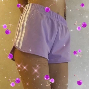 lila adidas shorts 🍇😈☆ - skitsöta små adidas shorts!! aldrig använt, lapp kvar, säljer pga för stora (gammal bild 😿) 🔮🛍💟☮️