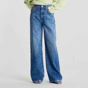 Hjälper en kompis att sälja dessa snygga jeansen ifrån Gina Tricot i storlek 38. De är endast använda två gånger och är därav i nyskick. De säljs endast då de inte kommer till användning. Köparen står för frakt🥰
