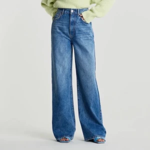 Jeans ifrån Gina Tricot - Hjälper en kompis att sälja dessa snygga jeansen ifrån Gina Tricot i storlek 38. De är endast använda två gånger och är därav i nyskick. De säljs endast då de inte kommer till användning. Köparen står för frakt🥰