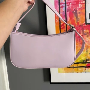 Väska - Hej! Nu säljer jag denna fina väskan. Frakt tillkommer💗