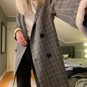 Kappa från Lindex  - Sååå snygg och trendig kappa från Lindex!!🤩  Storlek S men oversized 💓 väldigt bra skick!!🥰