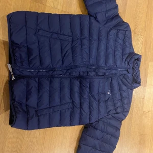 Gant dunjacka - Gant dunjacka, storlek:176, färg:mörkblå, använd fåtal gånger.