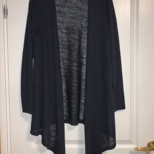 Kofta - Tunn, långärmad, kofta från lager 157. 100% polyester.  I storlek XS/S. Hör av er vid frågor eller fler bilder✨