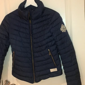 Jacka från Odd Molly - Söt vinter/höstjacka, använd med försiktighet men det syns att den är använd. Skriv privat för mer bilder o frågor osv💖