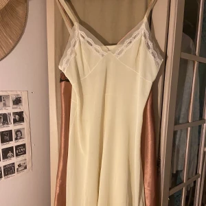 Slip dress - Såsåså fin gul slipdress, väldigt somrig. Den är köpt secondhand för 150kr. Står ingen storlek i men skulle säga att den är S/M. Köpare betalar frakt!