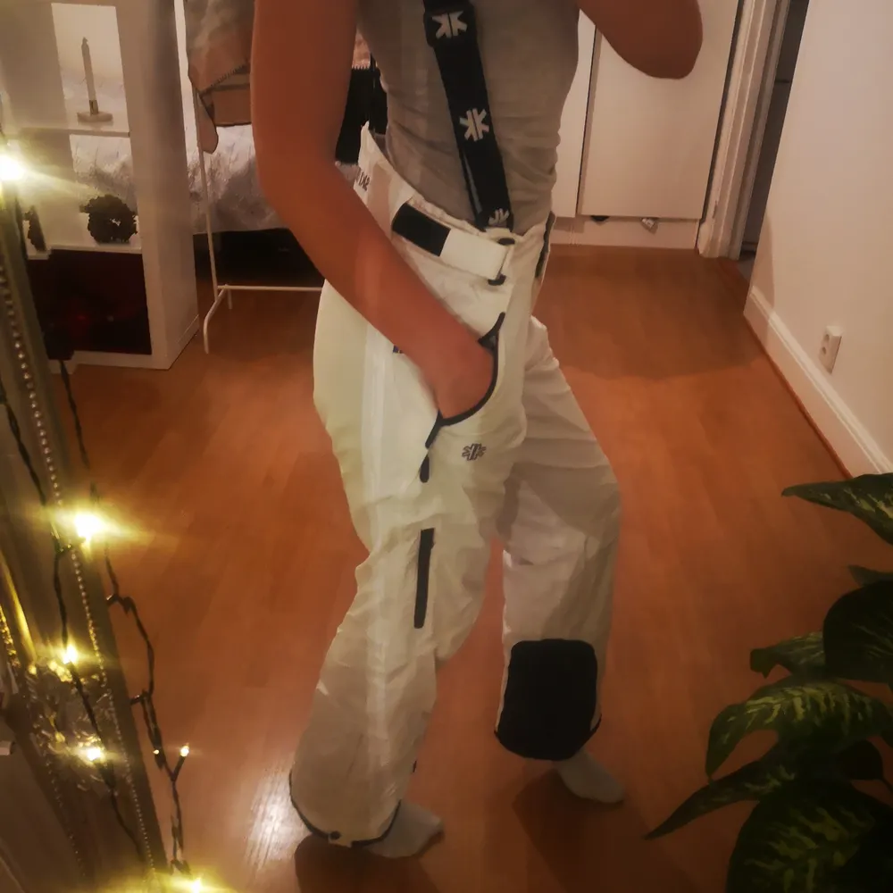 Very light, but also very warm white winter trousers. Quite old but condition is good. The size Medium. . Jeans & Byxor.