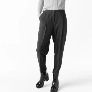 Byxor - MONKI strl. 40 - Gråmelerade byxor från MONKI i storlek 40. Lånad bild pga får ej på mig byxorna 💁🏼‍♀️ nyskick! Katt finns i hemmet och frakt tillkommer.