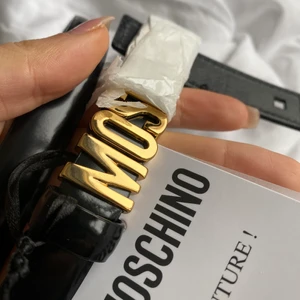 Moschino - Köpte den nyligen men aldrig använd samt prislappen är kvar. Ordinarie 1799 men säljer för snabb affär 1300 sek 