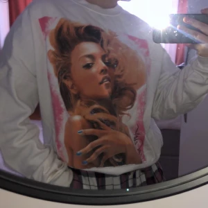 Beyonce sweatshirt  - Använd max 3 ggr därför jag säljer, köpt för ganska länge sen på carlings😘 superfint skick!                          Nypris 400kr😋