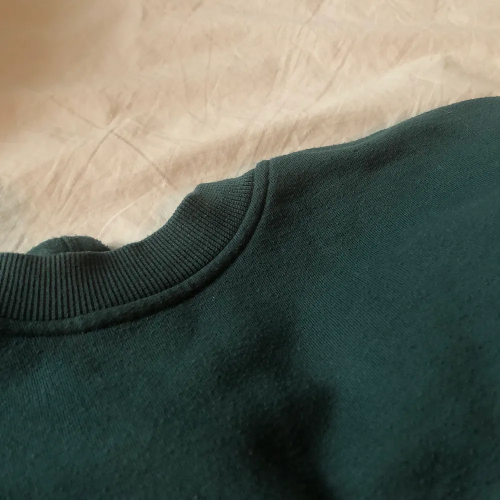 Jättefin lite kortare sweatshirt i strl S från Zara. Sweatshirten är använd några gånger. Se färgen tydligare på den sista bilden!💓 Köparen står för frakt. . Tröjor & Koftor.