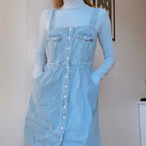 söt denim dress från monki i utmärkt skick! slutar strax ovanför knäna (är 160cm), men axelremmarna är justerbara! ☺️ frakt tillkommmer eller möts upp gratis i gbg! budning vid flera intresserade! kontakta vid frågor! 💌 