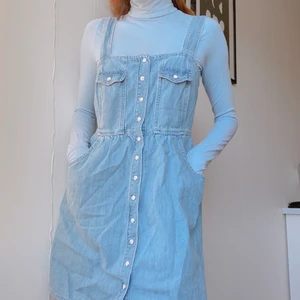 ✨💙 blue denim jeans klänning från monki 💙✨ - söt denim dress från monki i utmärkt skick! slutar strax ovanför knäna (är 160cm), men axelremmarna är justerbara! ☺️ frakt tillkommmer eller möts upp gratis i gbg! budning vid flera intresserade! kontakta vid frågor! 💌 