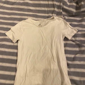 Basic vit T-shirt  - Basic vit T-shirt i bra skick. Pris och frakt kan diskuteras vid köp av andra kläder på min sida💗🦋