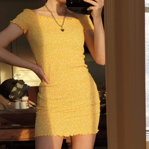 Gul klänning - Gul klänning med vitt blommönster på från Gina i strl XS. Använd ett fåtal gånger så i väldigt bra skick. Säljer då den inte längre används, köp för 90 kr. Köpare står för frakt. 💖 