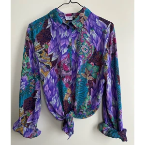 Vintage-skjorta M/L - Mönstrad vintage-skjorta märkt stl 42. Sitter fint oversized på mej som är en 36a. Av 100% viskos. Knappar vid ärmslut saknas, annars i fint skick.