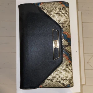 Kuvertväska 👛  - Med ormskinnmönster, fint skick! 