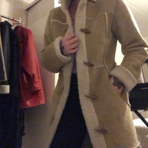 Vintage kappa  - Säljer denna unika vintage kappa. Den har luva och är väldigt, väldigt, skön! Fodrad inuti och stängs med knappar. Det är storlek M men sitter som en S skulle jag säga :) Frakt tillkommer. 