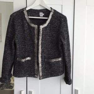  - Kofta från Saint Tropez i tjockt material, perfekt till hösten.  Säljer den för att den är för stor för mig, hade gärna velat ha kvar den annars :(  Hämtas i Kungsbacka eller skickas mot fraktkostnad, swish går bra.  Nås på Facebook: Kajsa Gustafsson 