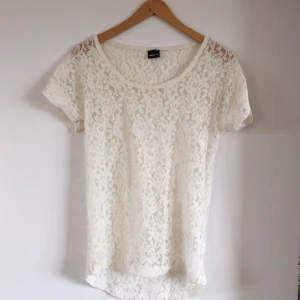  - Gina tricot spets vit topp tröja
Finns i Hässelby 
