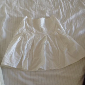  - Vit kjol i fint skick 
