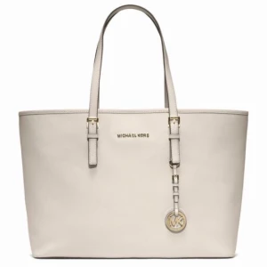  - Michael kors väska, vaniljfärg (inte helt vit). Inga skador hel och fin säljs pga inte används. Pris kan diskuteras