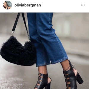  - Världens mest perfekta jeans som tyvärr är för stora för mig 😭😭😭😭 från h&m trend o mkt sparsamt använda! Lånade bild för att visa hur de ser ut på 