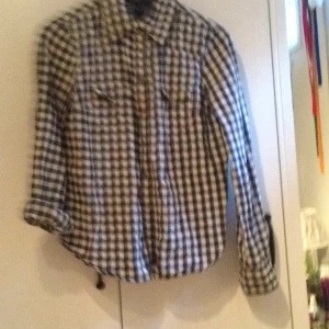  - Rutig skjorta från Mango i Barcelona. 
Sitter superfint men har dock växt ur den en aning. 40kr frakt.
Tar swisch🌸