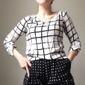  - Fin tröja/skjorta med gridmönster.