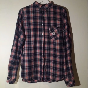  - rutig skjorta i mjukt material, helt oanvänd!!